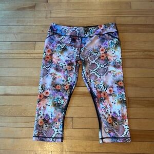 🛑sold 🛑XL colourful capri -styled leggings. Fun floral pattern.
